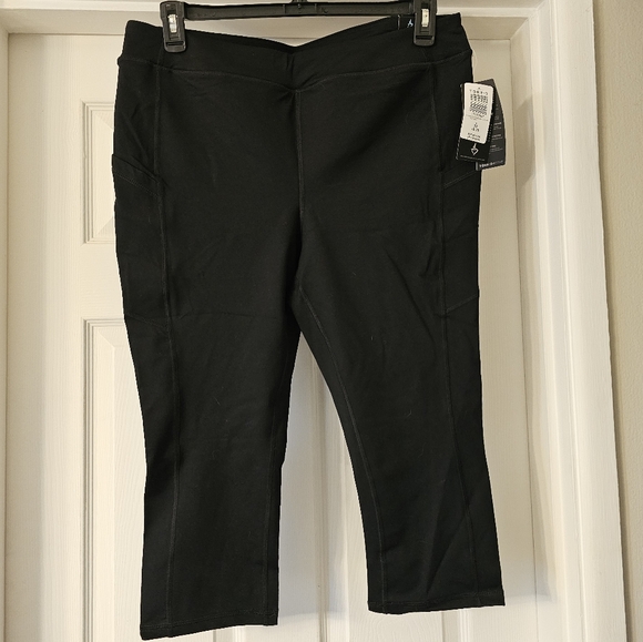 💥NEW! Torrid Bombshell Capri Leggings - Picture 1 of 9